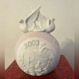 White Porcelain Ornament with Doves LLADRO 2023 Christmas Ball.
